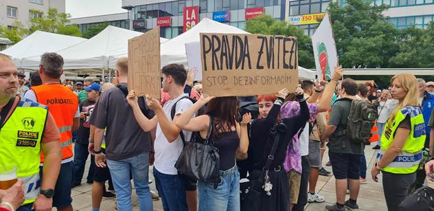 Přišli rušit jarmark SPD. Létaly nadávky. A pak i pivo