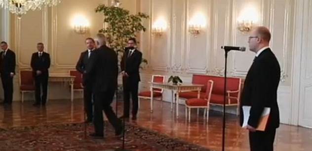 Prezident ukazuje na premiéra holí. Neuvěřitelné! Politologové v ČT ohromeně sledovali hradní vystoupení