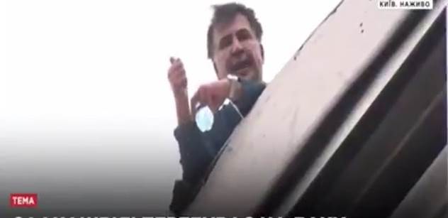 VIDEO z Kyjeva: Skočím, skočím! řval ze střechy Saakašvili, když mu Porošenko poslal šťáru do bytu
