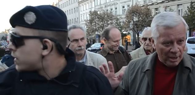 VIDEO Akce proti politice Západu: Zasáhla policie. Postavil se jí Josef Skála a vysmál se jí
