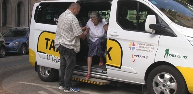 Praha 5: Taxík Maxík přepravuje seniory již šest let