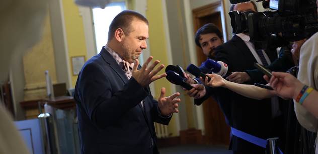 Nejdřív výzva a nátlak. Ale protizákonné. Teď ministr Baxa šije řešení horkou jehlou