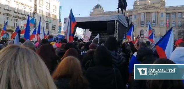 Vláda chce dostat lidi do montoven. Jsme lidi, nás nevypnete. Demonstraci proti opatřením rozzářila Ilona Csáková, my s ní mluvili ještě pod pódiem