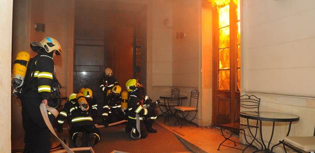 Při požáru v pražském hotelu zemřeli dva lidé, hasiči zachránili 34 osob a dva hasiči se zranili