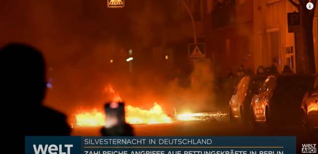 „To není normální.“ Vymlácené sklo, útoky na policii. Migrační kus Berlína slavil