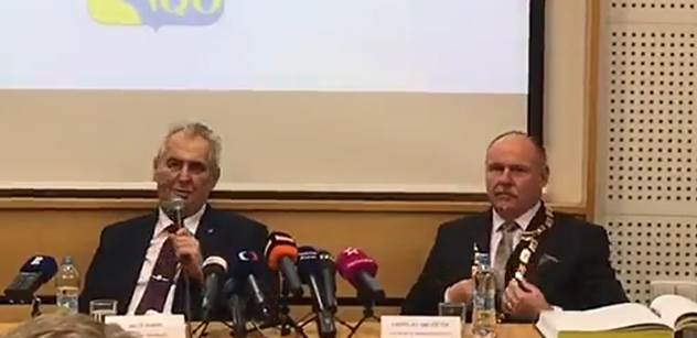 Prezident Zeman odmítl před lidmi kritizovat Topolánka. A jedinou následující větou k tomu řekl vše