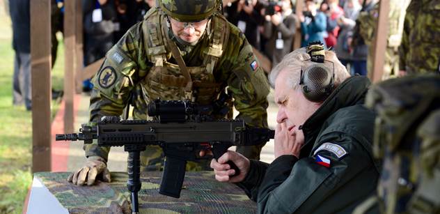 VIDEO Miloš Zeman, novináři a střelná zbraň se sedmi náboji. Podívejte se sami, co se odehrálo