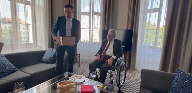 Fico dostane zázračné medy z Česka. Do Bratislavy je přivezl Miloš Zeman
