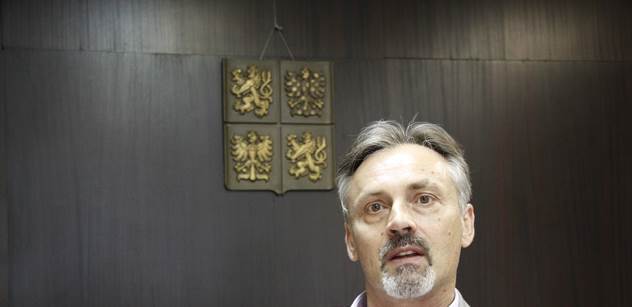 Zaorálek hájí diplomaty v Kyjevě. Žádný trestný čin prý nespáchali