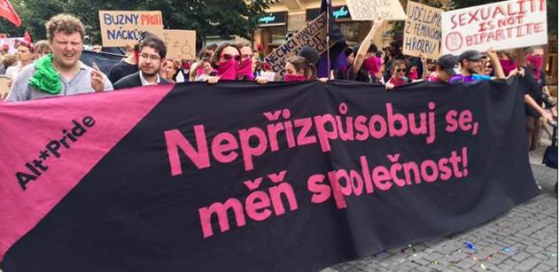 Špíno, jděte do... Osoba, která se zastala pedofilů, během Prague Pride úřadovala na Klinice