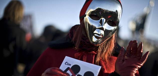 Anonymous svolávají revoluci. Nechceme žít ve lži a vydělávat jen na elity, volají
