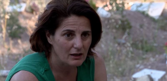Krok. Hrob. Krok. Hrob. Ta, která pohřbívá mrtvé uprchlíky na ostrově Lesbos, ukázala svou tvář a začala mluvit do kamery