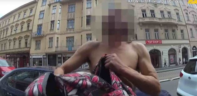 Otřesné video z centra Prahy: Zfetovaný bezdomovec s obnaženým ohanbím močil na ulici. Pak přijeli policisté a začalo něco nevídaného