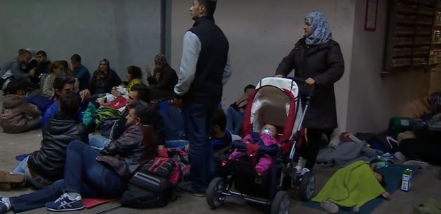 Vždyť umrznou! Neziskovky křičí, aby se urychleně ubytovaly tisíce migrantů čekajících v Bosně