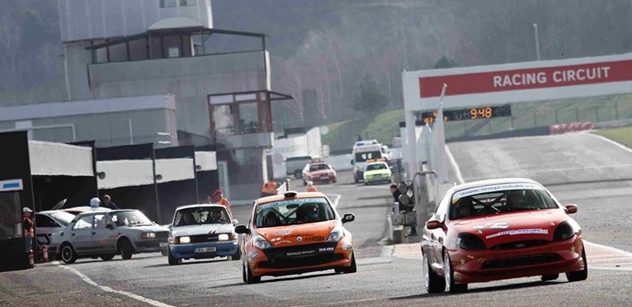 Autodrom se loučí se závodní sezonou, nebude chybět evropský šampion Petr Fulín