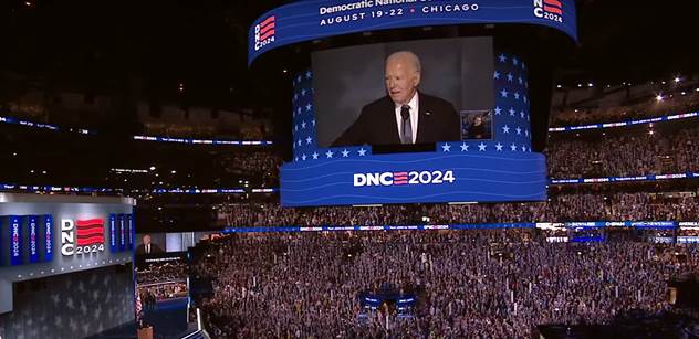 Potíže během Bidenova výstupu. Rozvinuli transparent a ochranka měla napilno