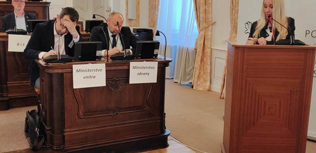 VIDEO Zvěřinec a zaskočený zástupce vnitra. Petice proti Konečné a Turkovi se zvrhla