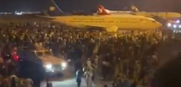 USA neodchází. Utíkají. VIDEA plná šílených scén z letiště. Druhý Saigon je na spadnutí