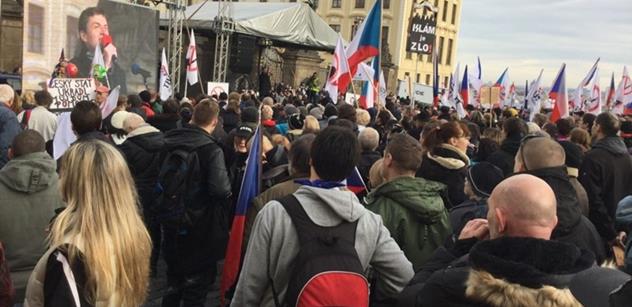 Policie blokovala v Praze stovky demonstrantů. Některým z nich došla trpělivost