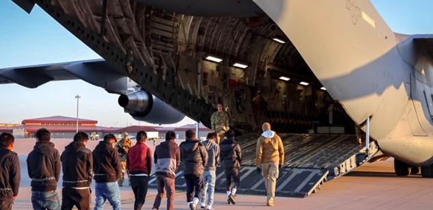 Jak vyřešit hrozbu migrace: Právo na azyl pryč z Ústavy. Právník Kotzian by ale zašel dál