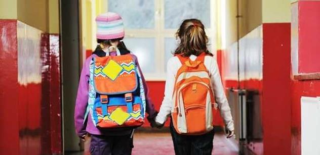 Stále více dětí trpí bolestmi zad, na vině jsou i nevhodné školní batohy