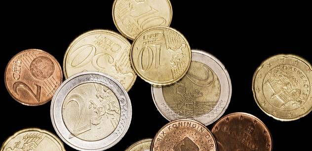 Euro zkrachuje, notují si ekonomové