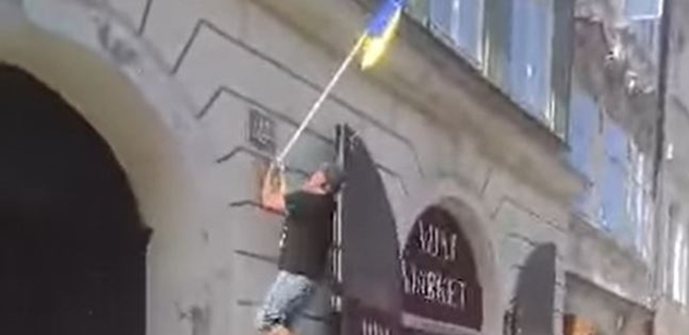 VIDEO „Jsme Češi, nám to tady patří.“ A shodili vlajku Ukrajiny