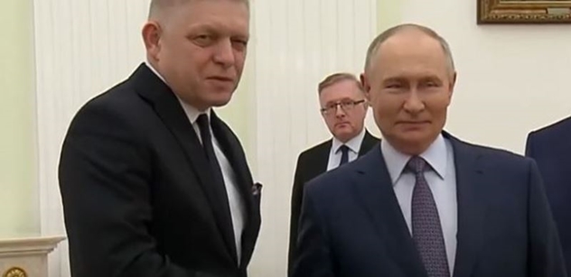 Ficova velká hra v Moskvě. Na stole je „Bratislavský mír“