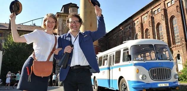 Anna Kulovaná a Martin Sochor provezli v rámci Muzejní noci stovky cestujících v retro autobusech