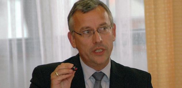 Brigádní generál v záloze František Mičánek byl zvolen děkanem NDC