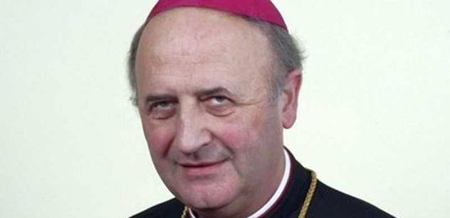 Modlete se za politiky, vyzval arcibiskup Graubner. ,,Jak se modlit za toho, kdo dělá tolik špatností?"