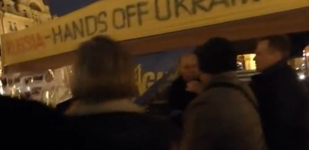 VIDEO „Fašisti! Ruská svině!“ Na Pražském majdanu se poprali Rusové s Ukrajinci. Létal svařák