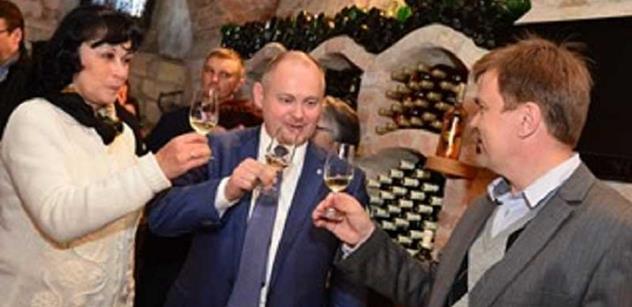 Ve valtické vinařské škole byl otevřen ročník 2014, degustoval i hejtman Hašek
