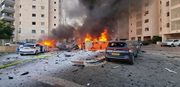 Po světě hoří izraelské vlajky. V Česku nabádá starosta Novotný: „Žádné s*aní“ s Hamásem
