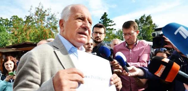 Václav Klaus v Lysé: Ohromil peticí proti imigrantům, promluvil do kamery a pak pokračoval v burcování místních lidí