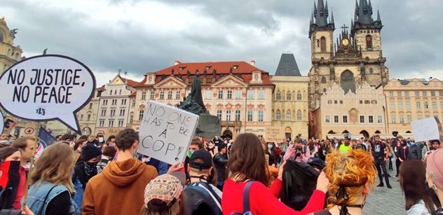Není klid: Američané protestovali v Praze. A padají zajímavé věci
