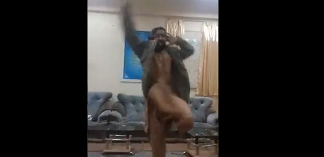 VIDEO „Tadadadá, lálálá, hej hej hej.“ Šťastný tálibánec baví internet. Bratři zabrali boháčovo sídlo. Užili si