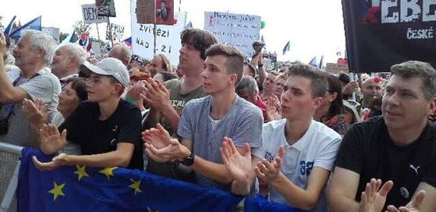 Na Letné začala další demonstrace proti Andreji Babišovi