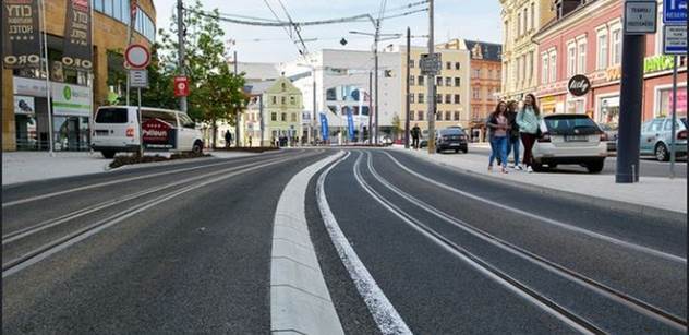 Liberec: Na Šaldovo náměstí už jezdí tramvaje  po nových kolejích