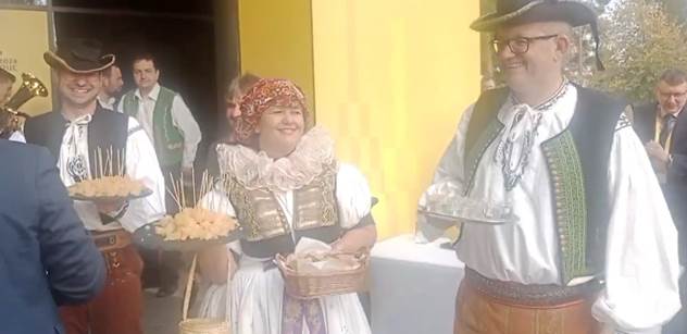 „Oni se tam nalévají. V devět ráno.“ Lidovci se sjeli, už je oheň na střeše