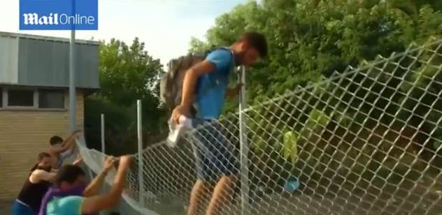Peklo na maďarsko-srbské hranici: Uprchlíci prolomili plot. Policie nasadila vodní děla a slzný plyn