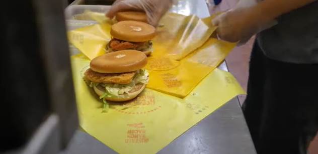 Zdražení v McDonald's, úpí v USA. To neviděli ceny v ČR