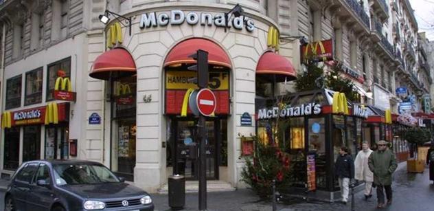 Britský McDonald's dává dětem k jídlu knížku zdarma, Česko to čeká na podzim