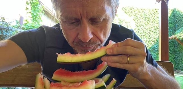 Vystrčil snědl meloun a zveřejnil FOTO. Tchajwanci jásají, zato Češi...