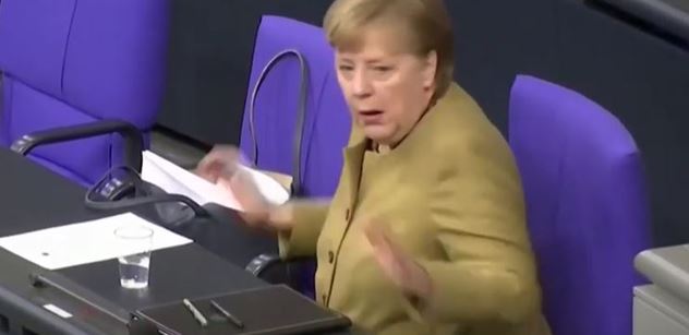 Rouška v čudu! Vyplašená Merkelová pelášila k pultíku