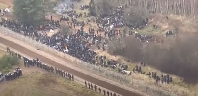 VIDEO Poláci v pohotovosti. Stovky migrantů chtějí prorazit jejich hranice