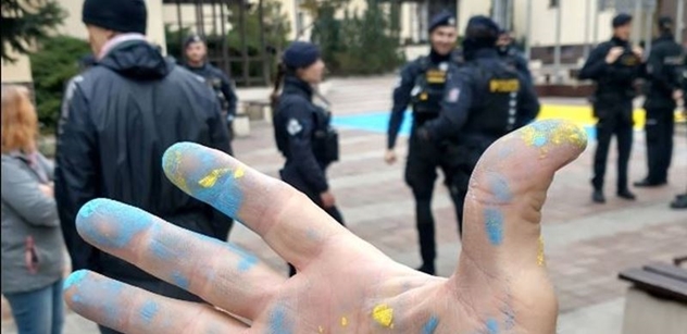 Namalovali vlajku Ukrajiny. Přijela policie, přiletělo vajíčko a ozvaly se nadávky