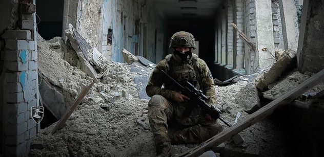 „Válka na Ukrajině nezačala před dvěma lety.“ Analytik vytáhl texty a dal je na stůl