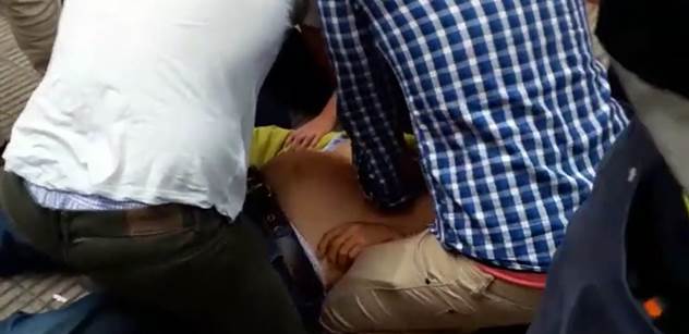 Vrazi! Vrazi! Drastické VIDEO z Katalánska: Muž se svíjí v infarktu, policie dál řeže lidi. Má to vyústění