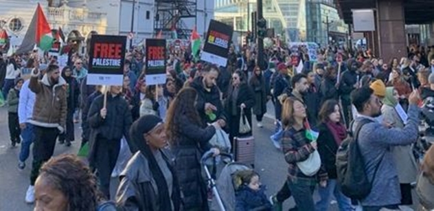 FOTO a VIDEO z místa: „Nechoďte skrz!“ Obří propalestinská demonstrace prošla Londýnem
